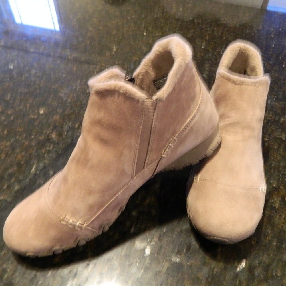 Skechers Light Beige Suede Ankle Bootie - Size 8 1/2 Wide